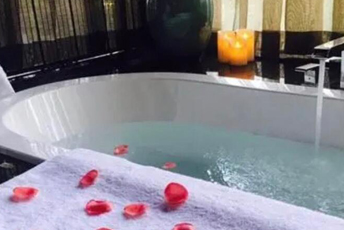 西安雁塔区水疗池中的失重冥想：当身体学会漂浮